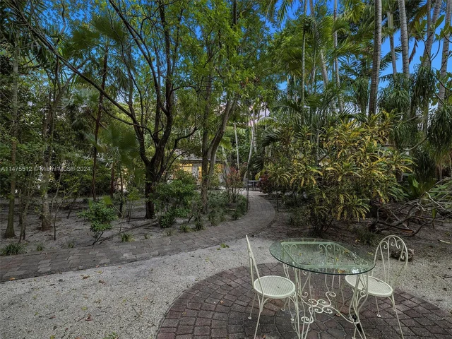 884 NE 88th St, Miami FL 33138