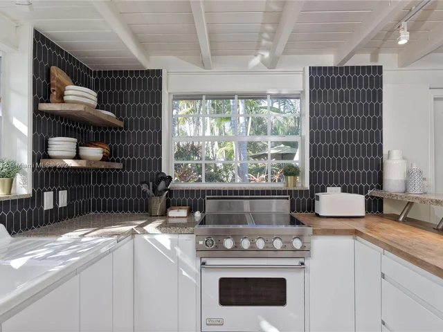 884 NE 88th St, Miami FL 33138