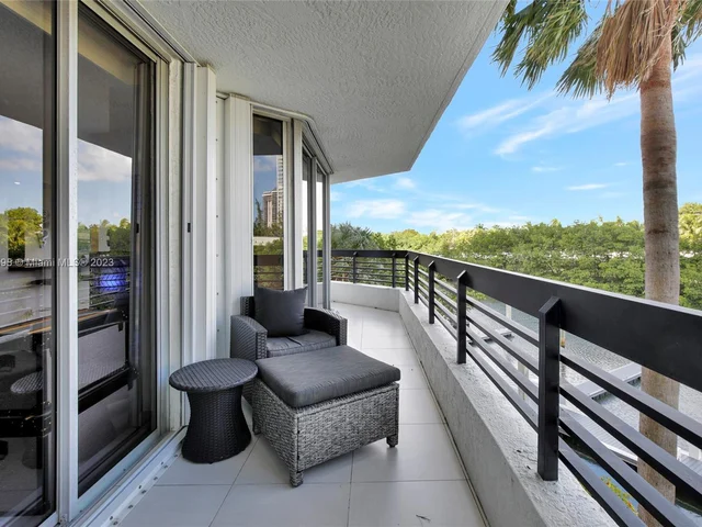 3500 Mystic Pointe Dr # 304, Aventura FL 33180