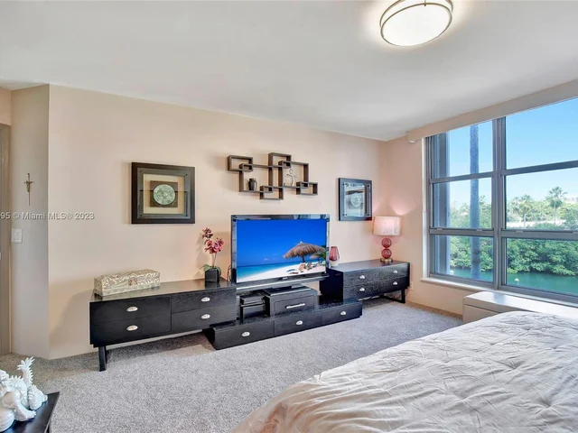 3500 Mystic Pointe Dr # 304, Aventura FL 33180