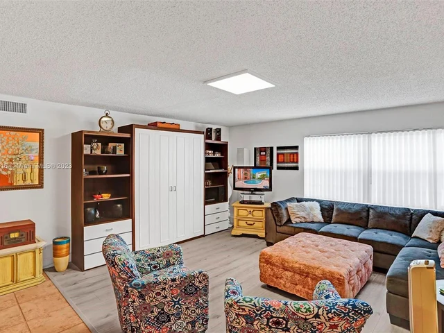 2500 NE 9th St # 111, Fort Lauderdale FL 33304