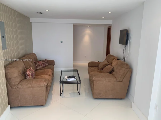 5255 Collins Ave, Miami Beach FL 33140