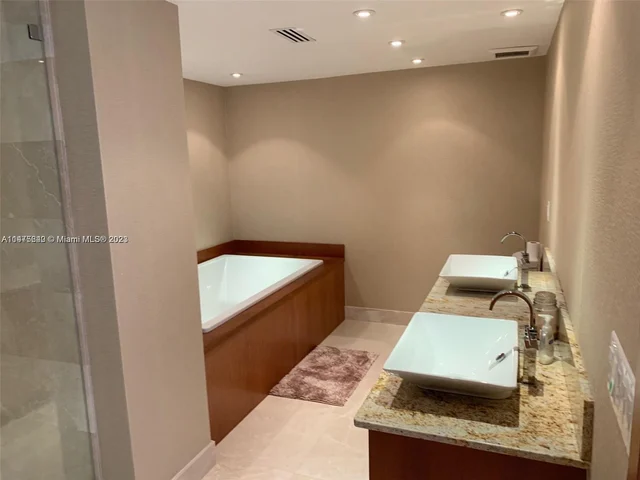 5255 Collins Ave, Miami Beach FL 33140