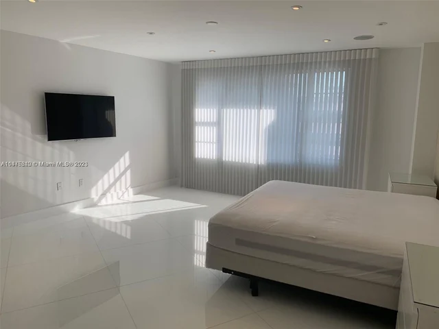 5255 Collins Ave, Miami Beach FL 33140