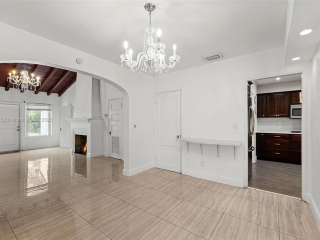 427 W 43rd St, Miami Beach FL 33140