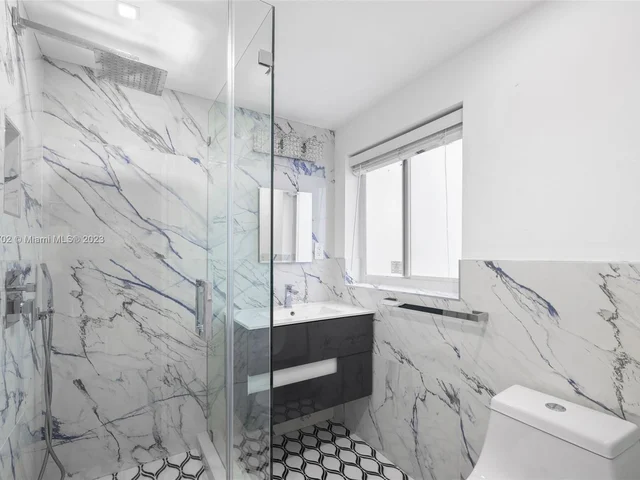 427 W 43rd St, Miami Beach FL 33140