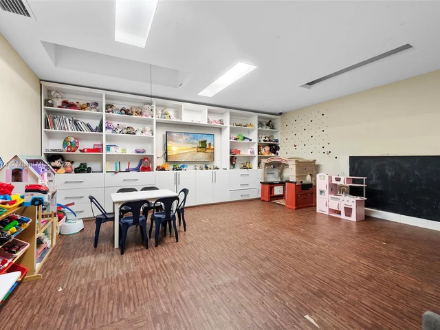 101 Holiday Dr, Hallandale Beach FL 33009