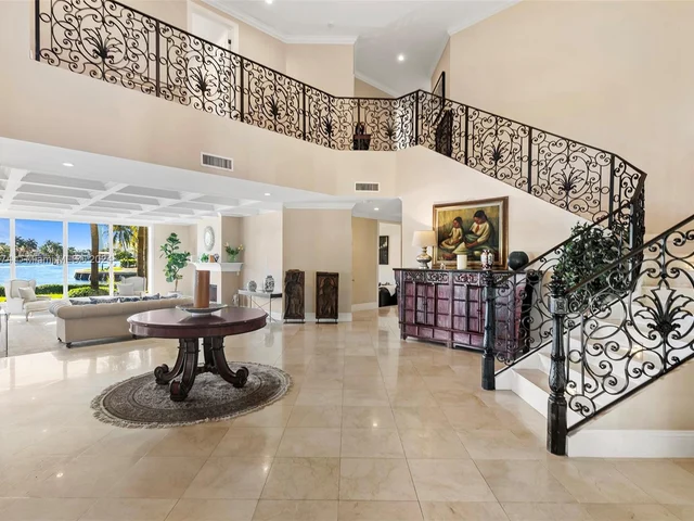 101 Holiday Dr, Hallandale Beach FL 33009