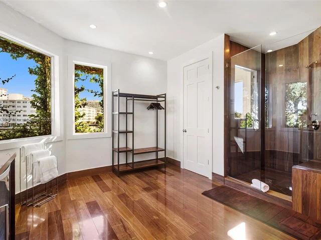 101 Holiday Dr, Hallandale Beach FL 33009