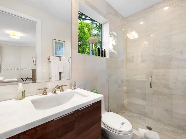 101 Holiday Dr, Hallandale Beach FL 33009