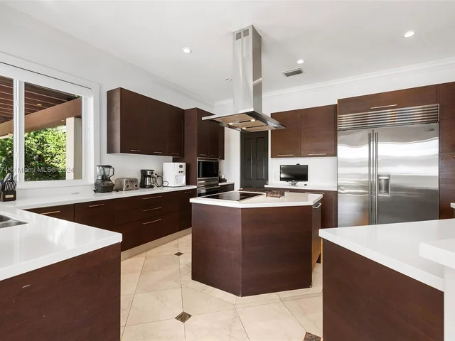 101 Holiday Dr, Hallandale Beach FL 33009