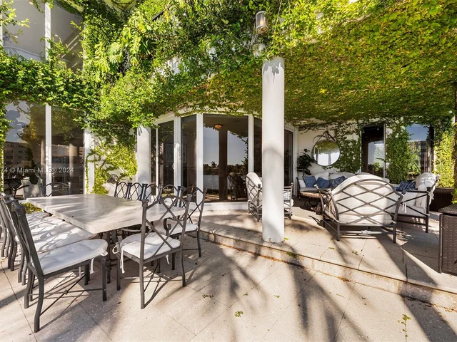 101 Holiday Dr, Hallandale Beach FL 33009