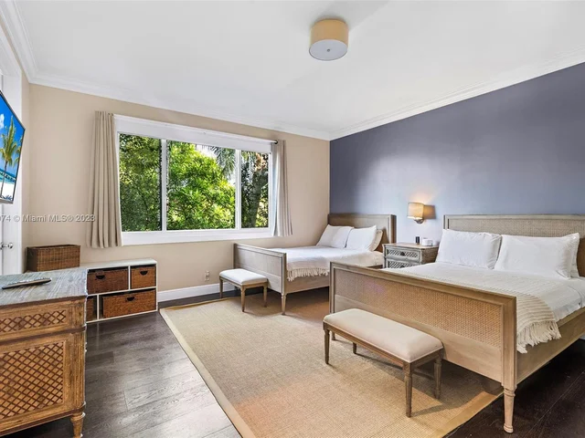 101 Holiday Dr, Hallandale Beach FL 33009