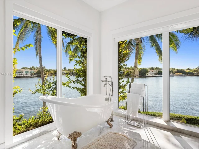 101 Holiday Dr, Hallandale Beach FL 33009