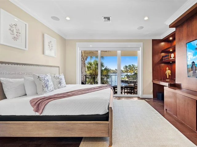 101 Holiday Dr, Hallandale Beach FL 33009