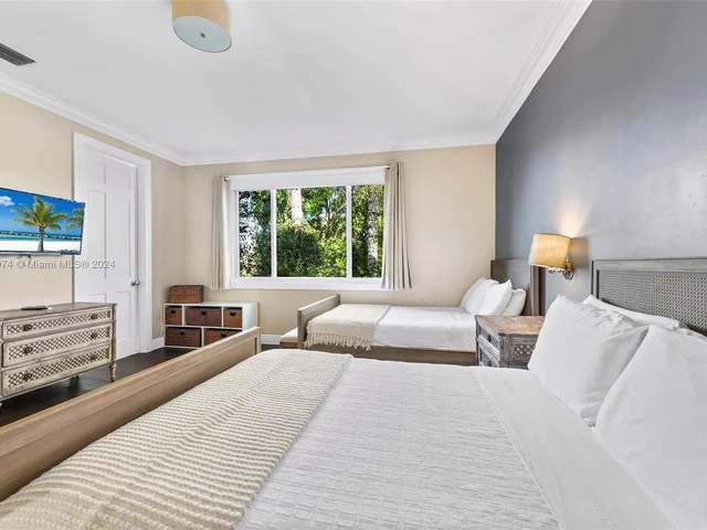 101 Holiday Dr, Hallandale Beach FL 33009