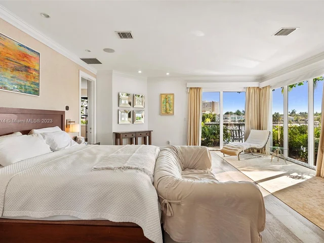 101 Holiday Dr, Hallandale Beach FL 33009