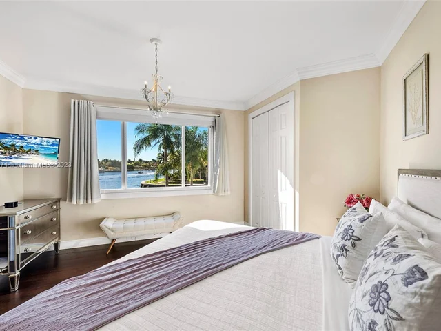 101 Holiday Dr, Hallandale Beach FL 33009