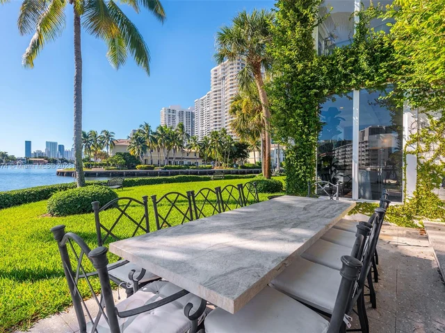 101 Holiday Dr, Hallandale Beach FL 33009