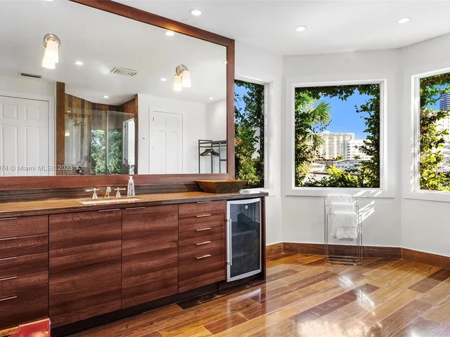 101 Holiday Dr, Hallandale Beach FL 33009