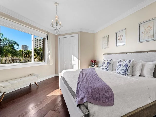 101 Holiday Dr, Hallandale Beach FL 33009