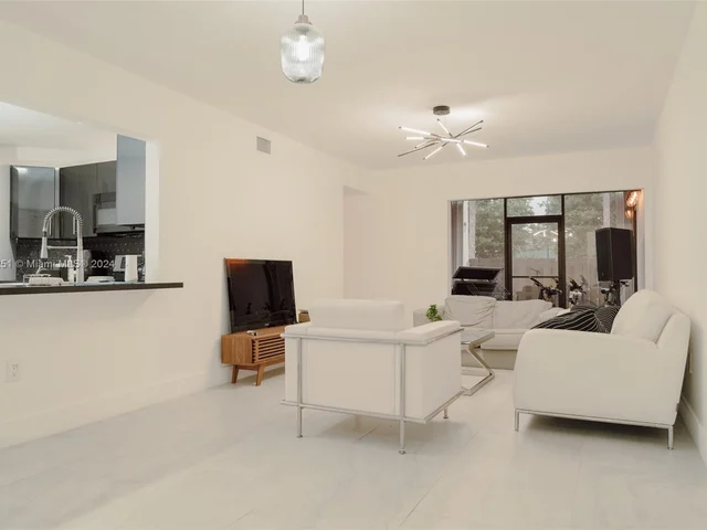 9443 Fontainebleau Blvd # 105, Miami FL 33172