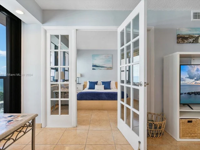 5225 Collins Ave # 910, Miami Beach FL 33140