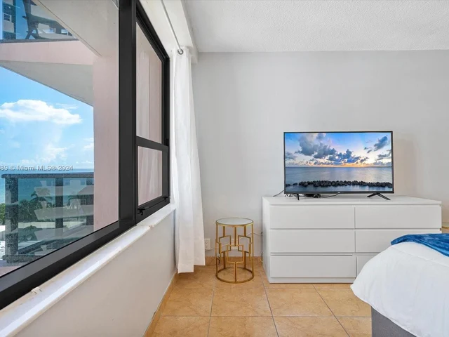 5225 Collins Ave # 910, Miami Beach FL 33140