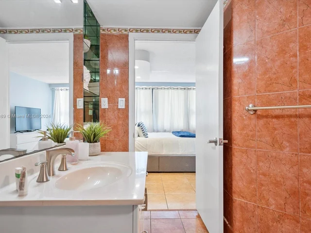 5225 Collins Ave # 910, Miami Beach FL 33140