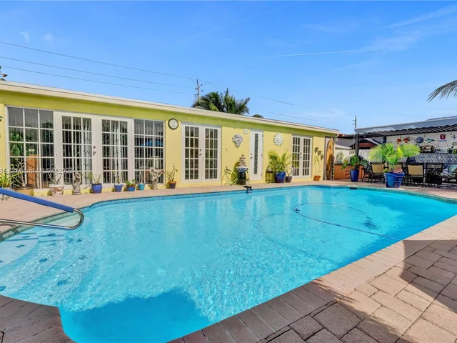 2402 SE 13th Ct, Pompano Beach FL 33062