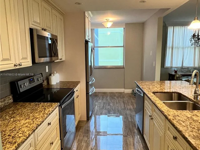 4350 Hillcrest Dr # 800, Hollywood FL 33021