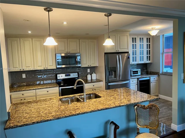 4350 Hillcrest Dr # 800, Hollywood FL 33021