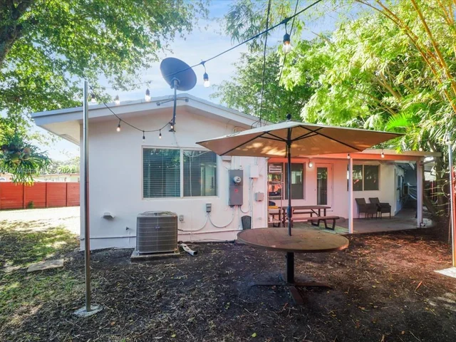 529 NE 14th PL, Fort Lauderdale FL 33304