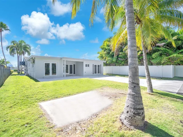 755 N Northlake Dr, Hollywood FL 33019