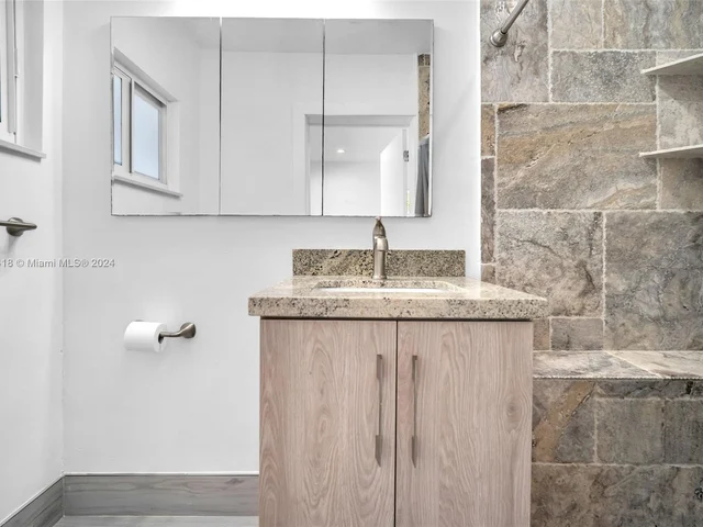 755 N Northlake Dr, Hollywood FL 33019