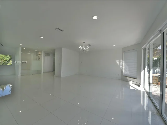 10287 NW 135th St, Hialeah Gardens FL 33018