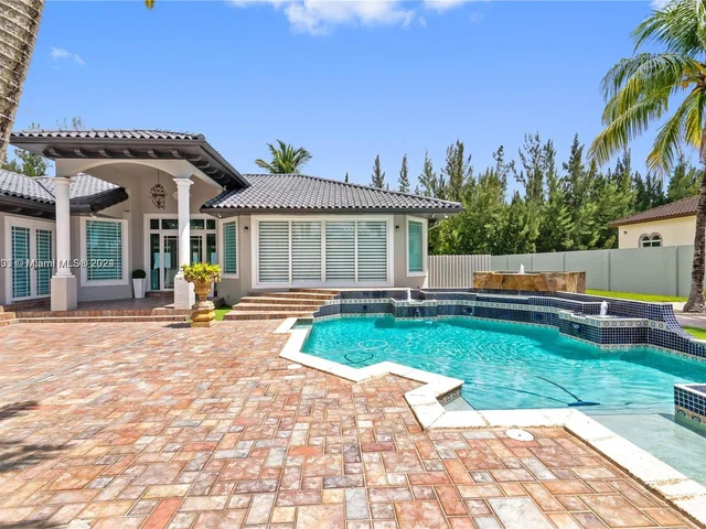 10287 NW 135th St, Hialeah Gardens FL 33018