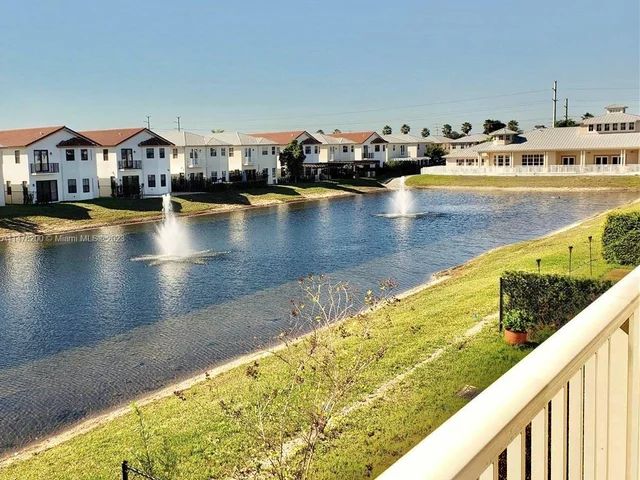 10464 NW 70th Ln, Doral FL 33178