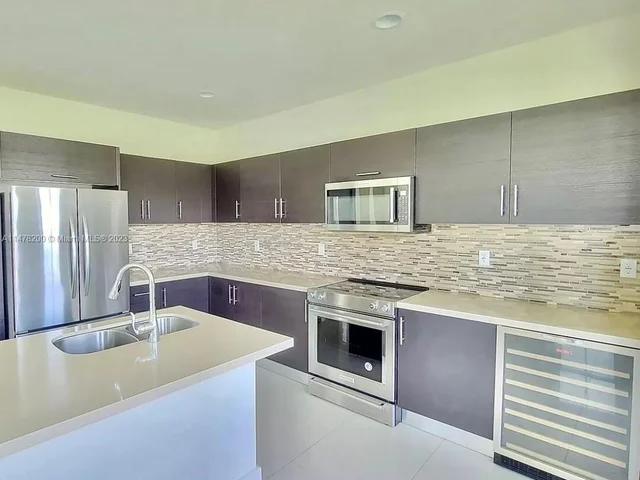 10464 NW 70th Ln, Doral FL 33178