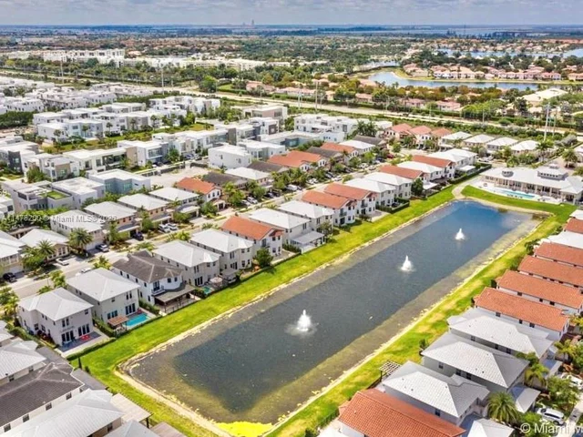 10464 NW 70th Ln, Doral FL 33178