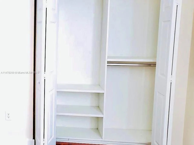 10464 NW 70th Ln, Doral FL 33178