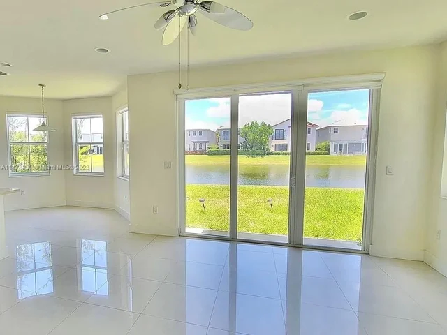 10464 NW 70th Ln, Doral FL 33178