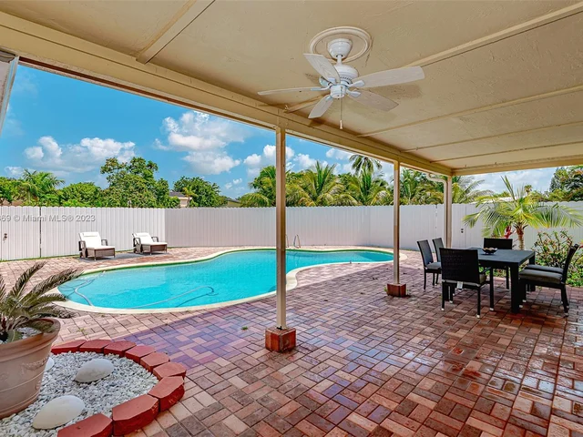 837 W Plantation Cir, Plantation FL 33324