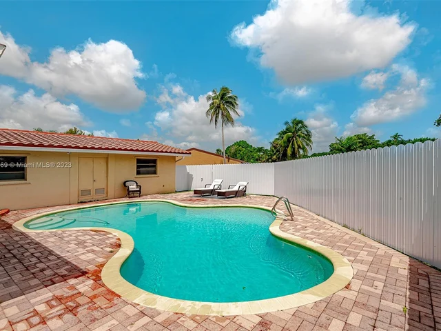 837 W Plantation Cir, Plantation FL 33324