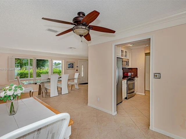 837 W Plantation Cir, Plantation FL 33324
