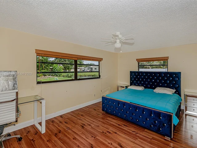 837 W Plantation Cir, Plantation FL 33324