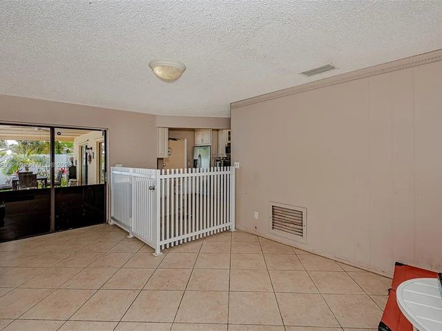 837 W Plantation Cir, Plantation FL 33324