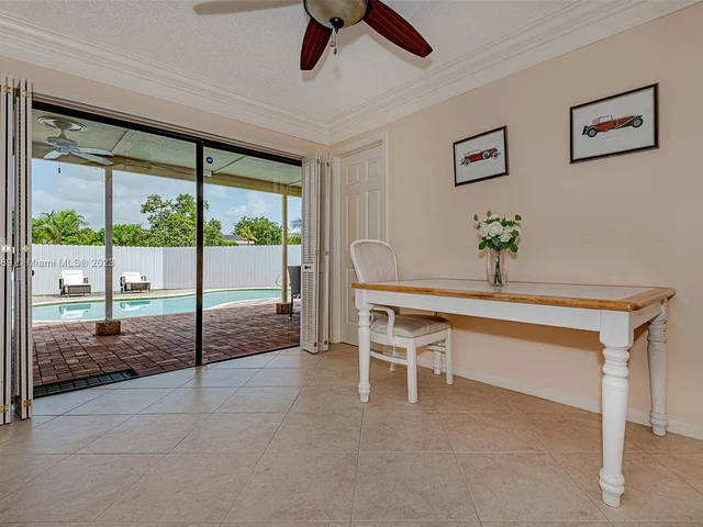 837 W Plantation Cir, Plantation FL 33324