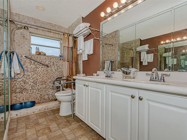 837 W Plantation Cir, Plantation FL 33324