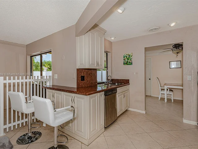 837 W Plantation Cir, Plantation FL 33324